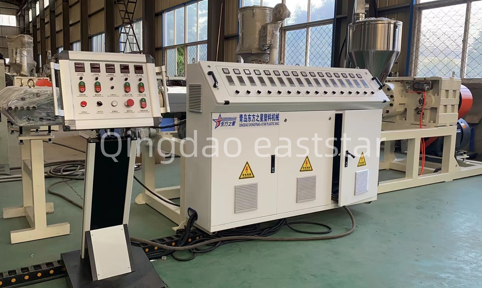 Как профессиональная линия по производству дренажных панелей из полиэтилена обеспечивает качество дренажных систем зданий?