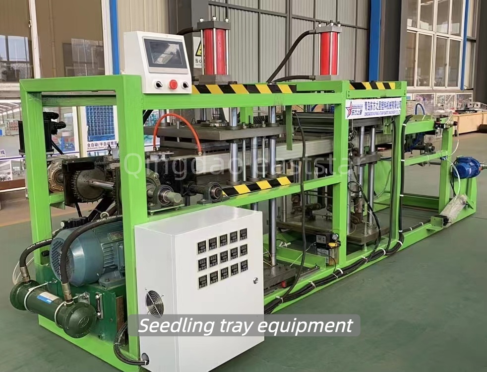 Индийские клиенты посещают лоток для рассады и оборудование для контроля корневой системы, обсуждая современные решения для сельскохозяйственных посадок