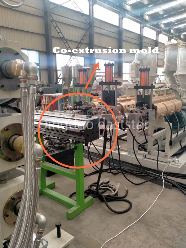 Профессиональная линия по производству многослойных листов из АБС-пластика обеспечивает высокопроизводительное производство композитных материалов.