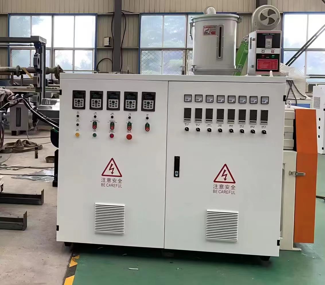 Линия по производству композитных материалов из ТПЭ и нетканого материала для совместной экструзии и гидрошпонки